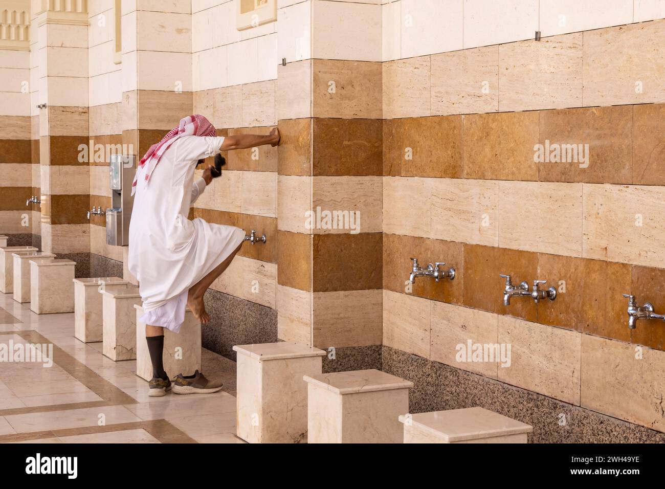 Naher Osten, Saudi-Arabien, Provinz Madinah, Medina. November 2023. Waschen Sie die Füße, bevor Sie die Fash-Moschee unterhalb des Mount Uhud betreten. Stockfoto