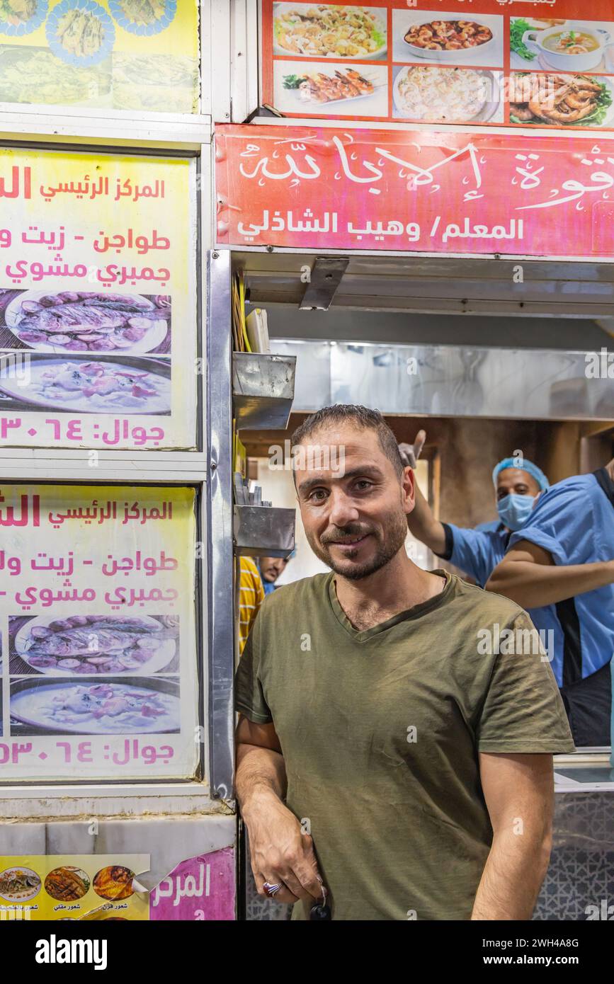 Naher Osten, Saudi-Arabien, Provinz Madinah, Medina. November 2023. Mann auf einem Markt in Madinah. Stockfoto