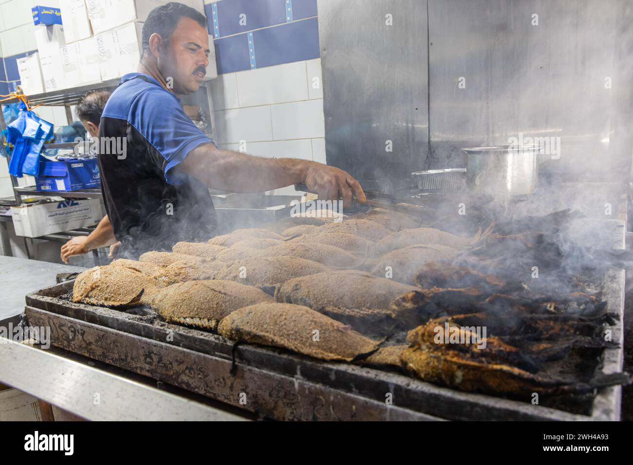Naher Osten, Saudi-Arabien, Provinz Madinah, Medina. November 2023. Frischer Fisch auf einem Markt in Madinah kochen. Stockfoto