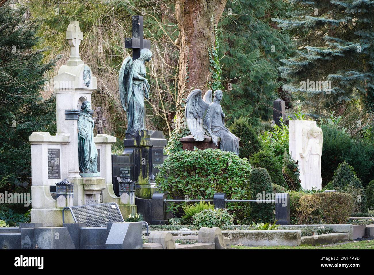 Historische Grabstätten mit jesus und Engelsfiguren auf dem einzigartigen alten Melaten-Friedhof in köln Stockfoto