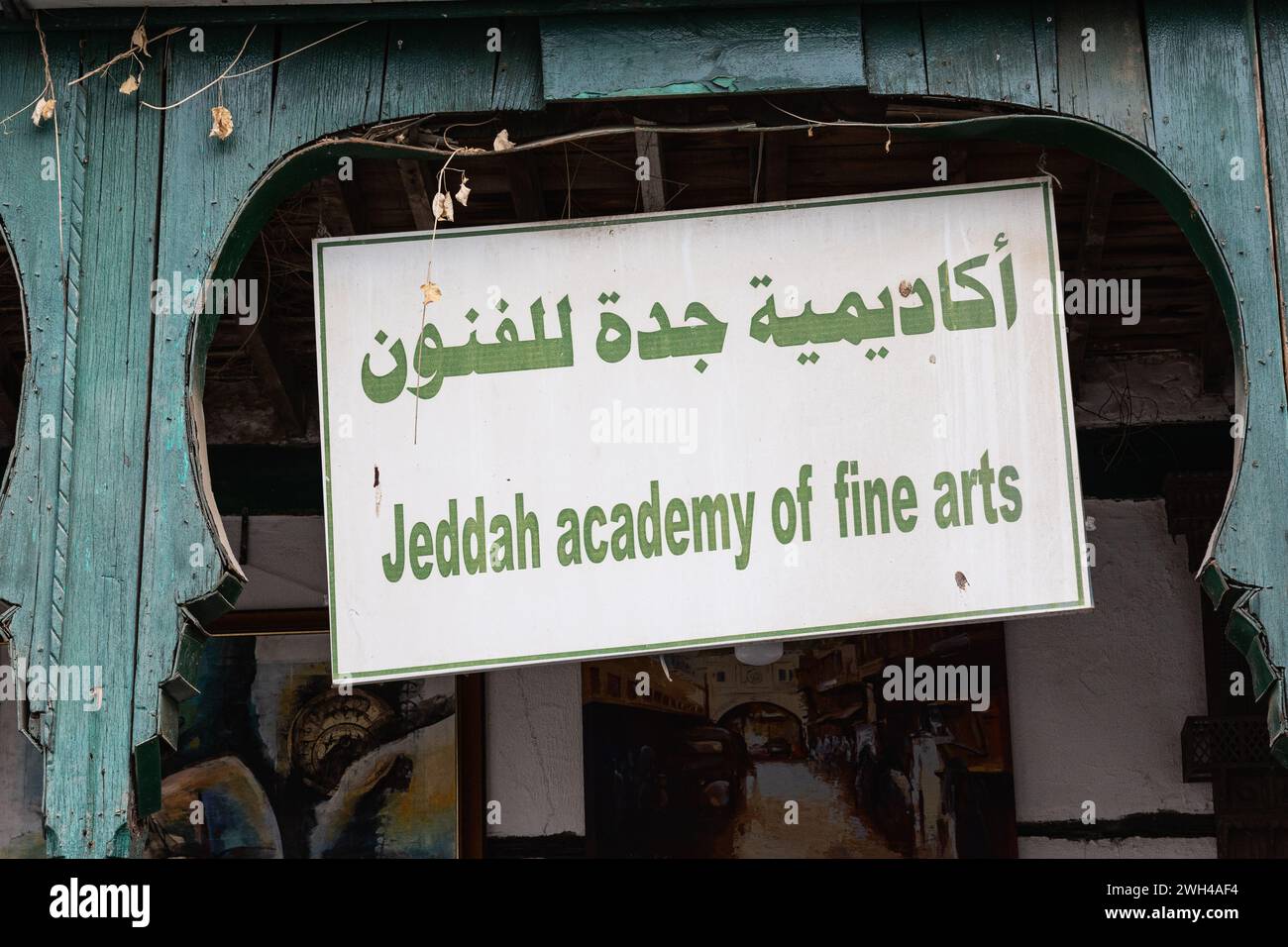 Naher Osten, Saudi-Arabien, Provinz Mekka, Dschidda. November 2023. Schild für die Jeddah Academy of Arts im Al-Balad-Viertel. Stockfoto