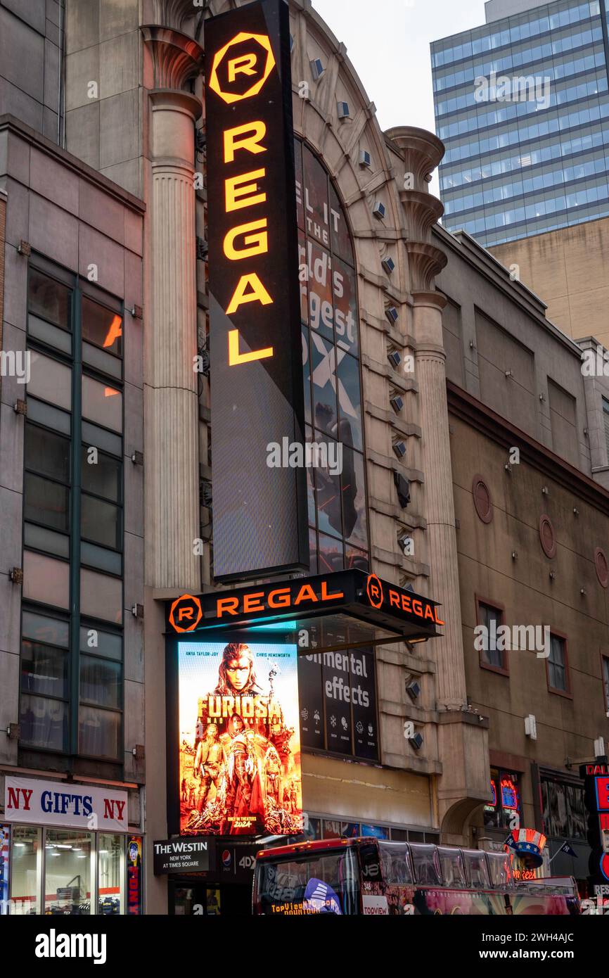 Hell beleuchtete elektronische Werbetafeln mit 'Furiosa' 2024 das Filmrevival in der West 42nd St., New York City, USA Stockfoto