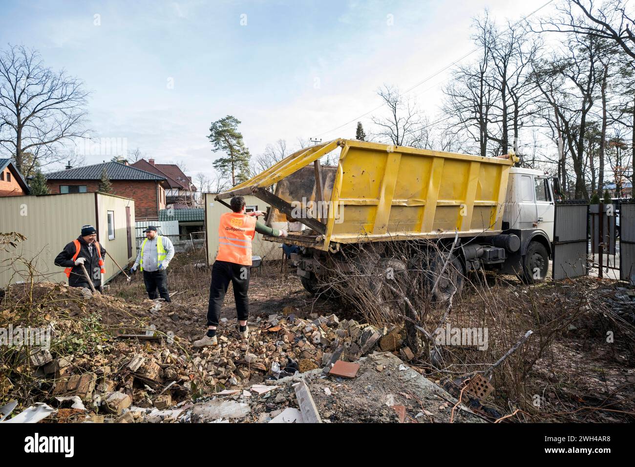 Irpin, Oblast Kiew, Ukraine. 7. Februar 2024. Freiwillige der Organisation Dobrobat arbeitet am Abriss und dem Wiederaufbau von Häusern, die zu Beginn der Invasion der Ukraine in Irpin, in der Nähe der Hauptstadt Kiew, durch das russische Militär zerstört wurden. Kiew Oblast *** Irpin, Kiew Oblast, Ukraine 7. Februar 2024 Freiwillige der Organisation Dobrobat arbeiten an dem Abriss und Wiederaufbau von Häusern, die vom russischen Militär zu Beginn der Invasion der Ukraine in Irpin, nahe der Hauptstadt Kiew Oblast zerstört wurden Stockfoto