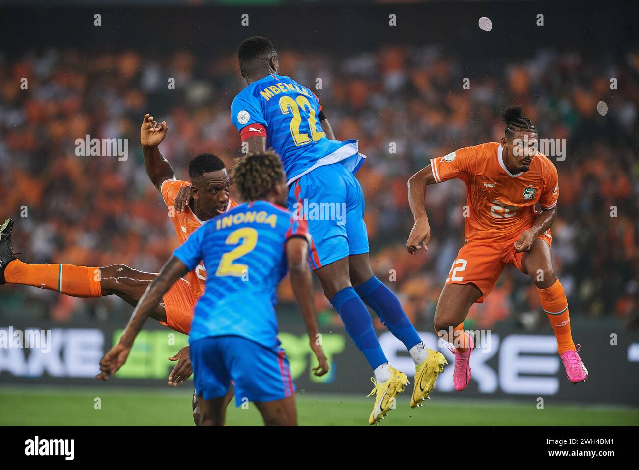 AFACON 2023 HALBFINALE, Luftduell zwischen dem ivorischen Sébastien Haller und dem kongolesischen Chor Mbemba Stockfoto