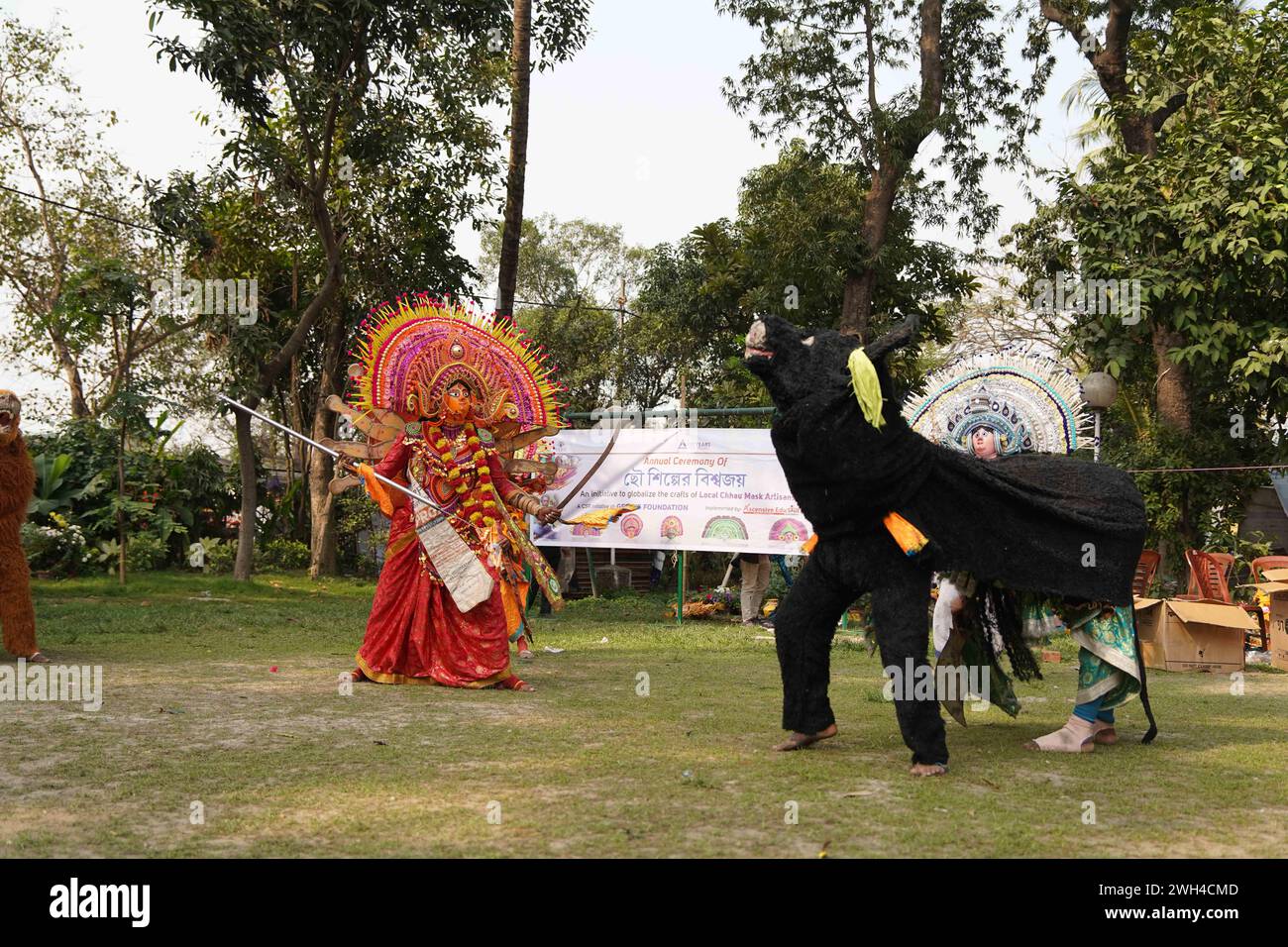 Kalkutta, Westbengalen, Indien. Februar 2024. Eine faszinierende Chhau-Tanzvorstellung mit dem Titel „Mahishasura Mardini“ von den talentierten Menschen von Charida, Purulia, begeisterte das Publikum in Kalkutta. Präsentiert von der Ascensive EDU Skill Foundation und Genius Consultants, zeigt diese kulturelle Extravaganz das reiche Erbe und künstlerische Können der Region. (Kreditbild: © Biswarup Ganguly/Pacific Press via ZUMA Press Wire) NUR REDAKTIONELLE VERWENDUNG! Nicht für kommerzielle ZWECKE! Stockfoto