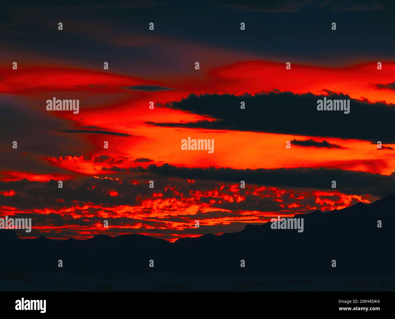 Gewalttätiger roter Sonnenuntergang über dem White Sands National Park Stockfoto