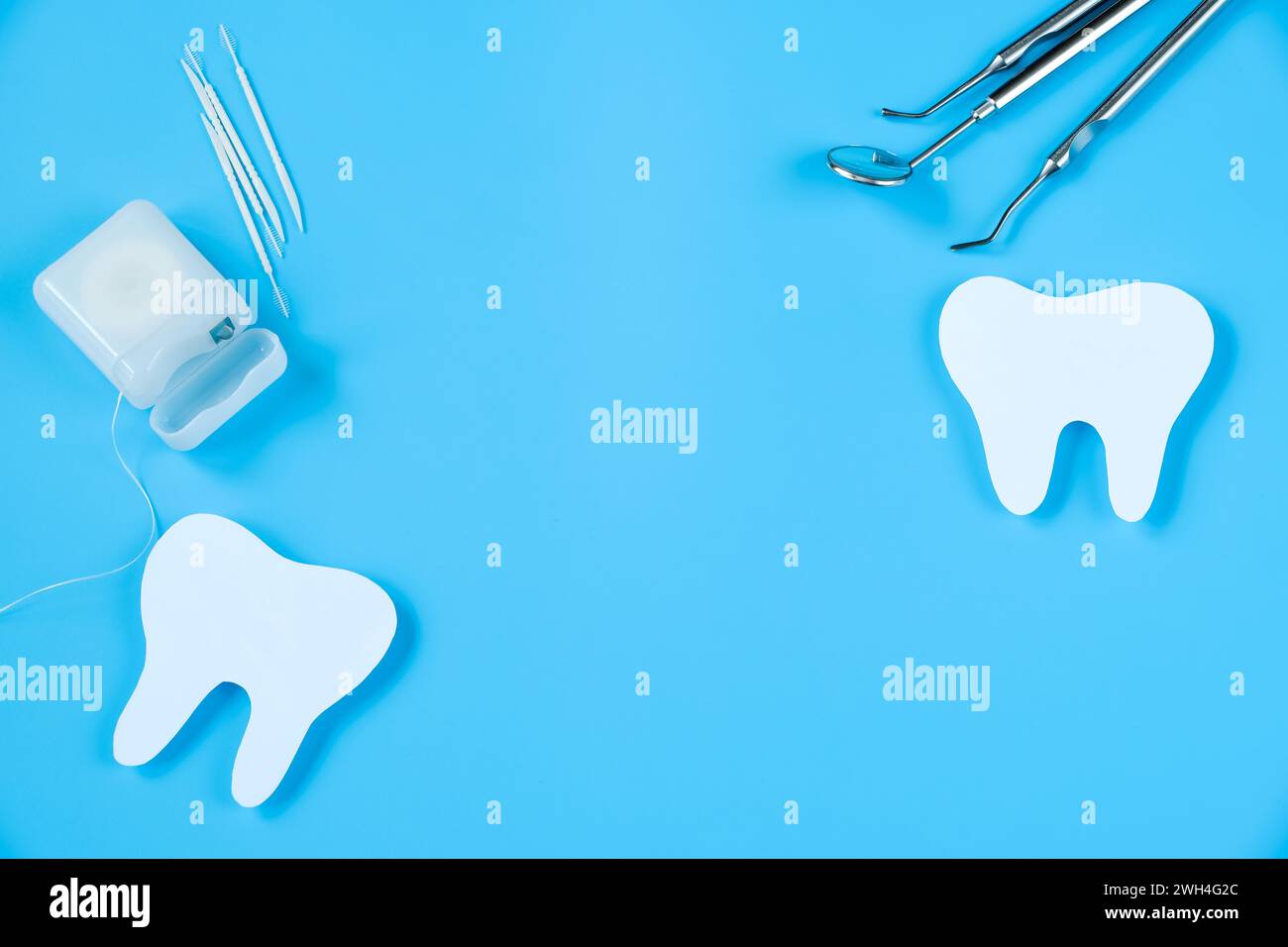 Happy International Dentist Day. Papier geschnitten Mockup von Zahn und Zahnwerkzeug auf blauem Hintergrund. Zahnpflegekonzept. Grußkarte für den professionellen Urlaub Stockfoto
