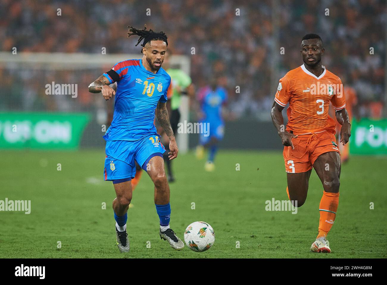 AFACON 2023 HALBFINALE, AFACON 2023 HALBFINALE, Duell zwischen dem kongolesischen Théo Bongonda und dem ivorischen Ghislain Konan Stockfoto