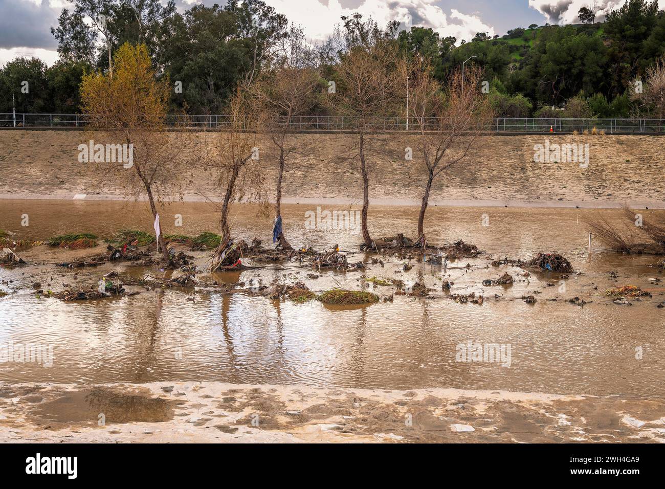 Glendale, CA, USA – 7. Februar 2024: Nach tagelangen Starkregen fließt Wasser durch den Hochwasserschutzkanal in den Glendale Narrows des L Stockfoto