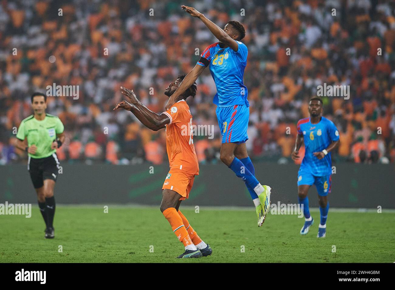 AFACON 2023 HALBFINALE, AFACON 2023 HALBFINALE, das Luftduell zwischen dem Kongolesen Simon Banza Kyatengwa und Ibrahim Sangaré. Stockfoto