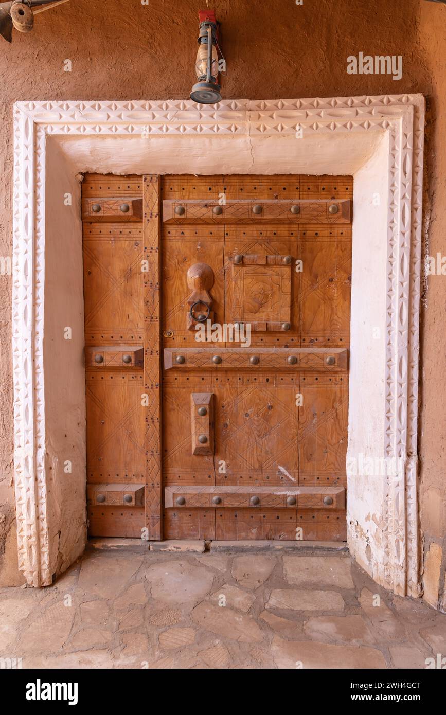 Ushaiger Heritage Village, Riad, Saudi-Arabien, Naher Osten. Verzierte Tür im Ushaiger Heritage Village. Stockfoto