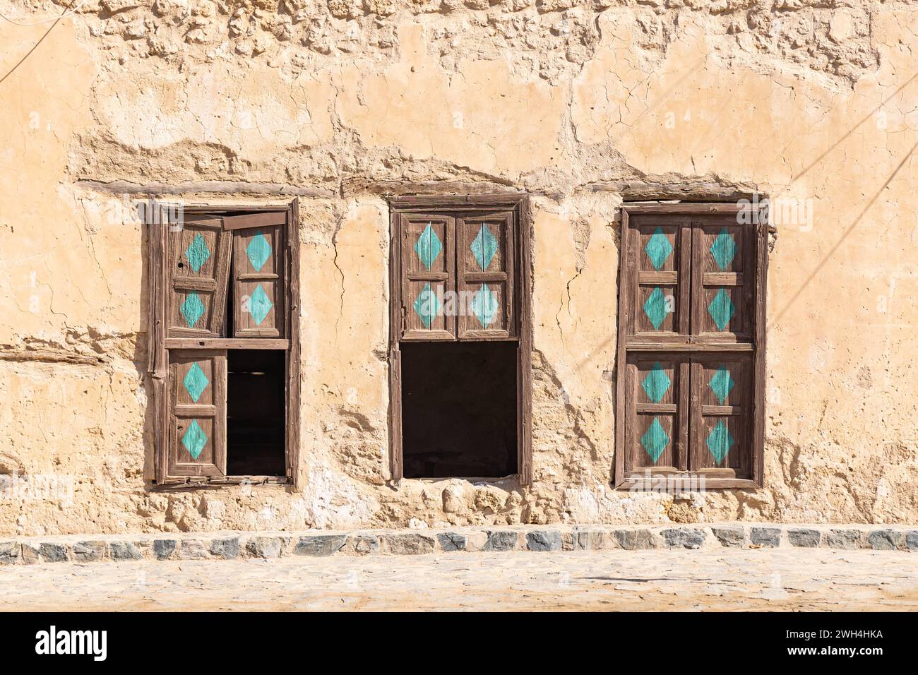 Naher Osten, Saudi-Arabien, Tabuk, Duba. Fensterläden aus Holz in einem alten Gebäude in der Hafenstadt Duba. Stockfoto