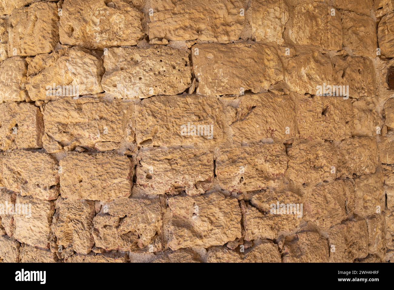Naher Osten, Saudi-Arabien, Tabuk, Duba. Detail einer verwitterten Steinmauer. Stockfoto