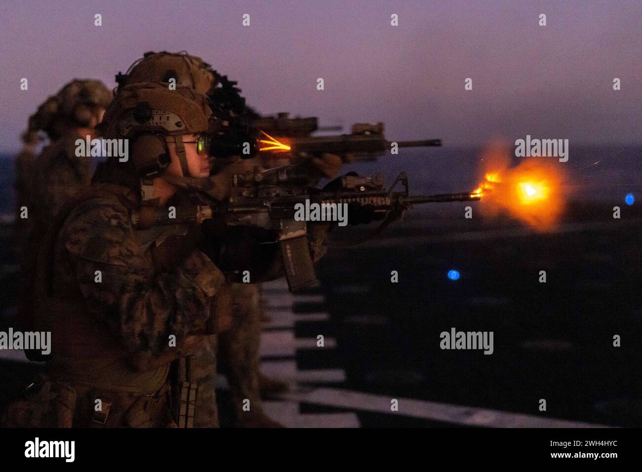 Danny Nguyen, ein Krankenhauskommandant mit dem Bodenkampfelement der 26th Marine Expeditionary Unit (Special Operations Capable) (26 MEU(SOC)) feuert eine M4-Carbine während einer Nachtstrecke an Bord des Dock-Landungsschiffs der harpers-Klasse USS Carter Hall (LSD-50) ab, 5. Februar 2024. Die Bataan Amphibious Ready Group, mit der eingeleiteten 26 MEU(SOC), befindet sich im Einsatzgebiet der U.S. Naval Forces Europe, wo sie von der U.S. Sixth Fleet eingesetzt wird, um die Interessen der USA, der Alliierten und der Partner zu verteidigen. (Foto des U.S. Marine Corps von CPL Rafael Brambila-Pelayo) Stockfoto