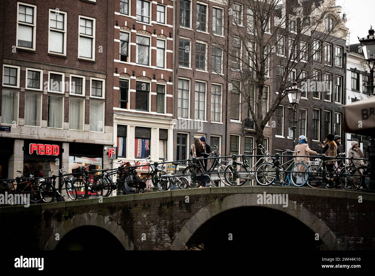 Amsterdam ist die Hauptstadt der Niederlande, bekannt für ihre reiche Geschichte, ihr künstlerisches Erbe, ihr ausgeklügeltes Kanalsystem und ihre engen Häuser. Stockfoto