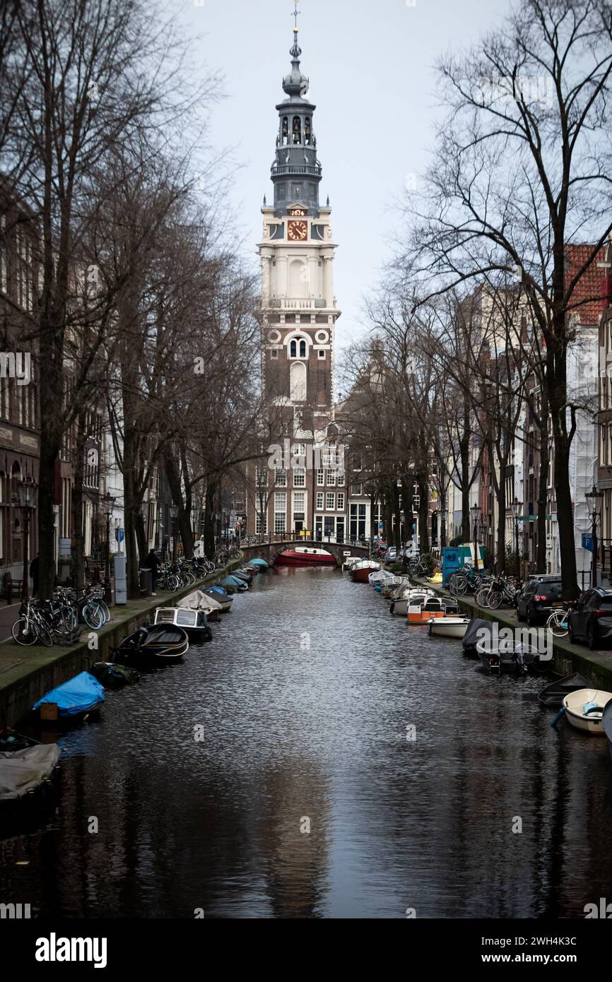 Amsterdam ist die Hauptstadt der Niederlande, bekannt für ihre reiche Geschichte, ihr künstlerisches Erbe, ihr ausgeklügeltes Kanalsystem und ihre engen Häuser. Stockfoto