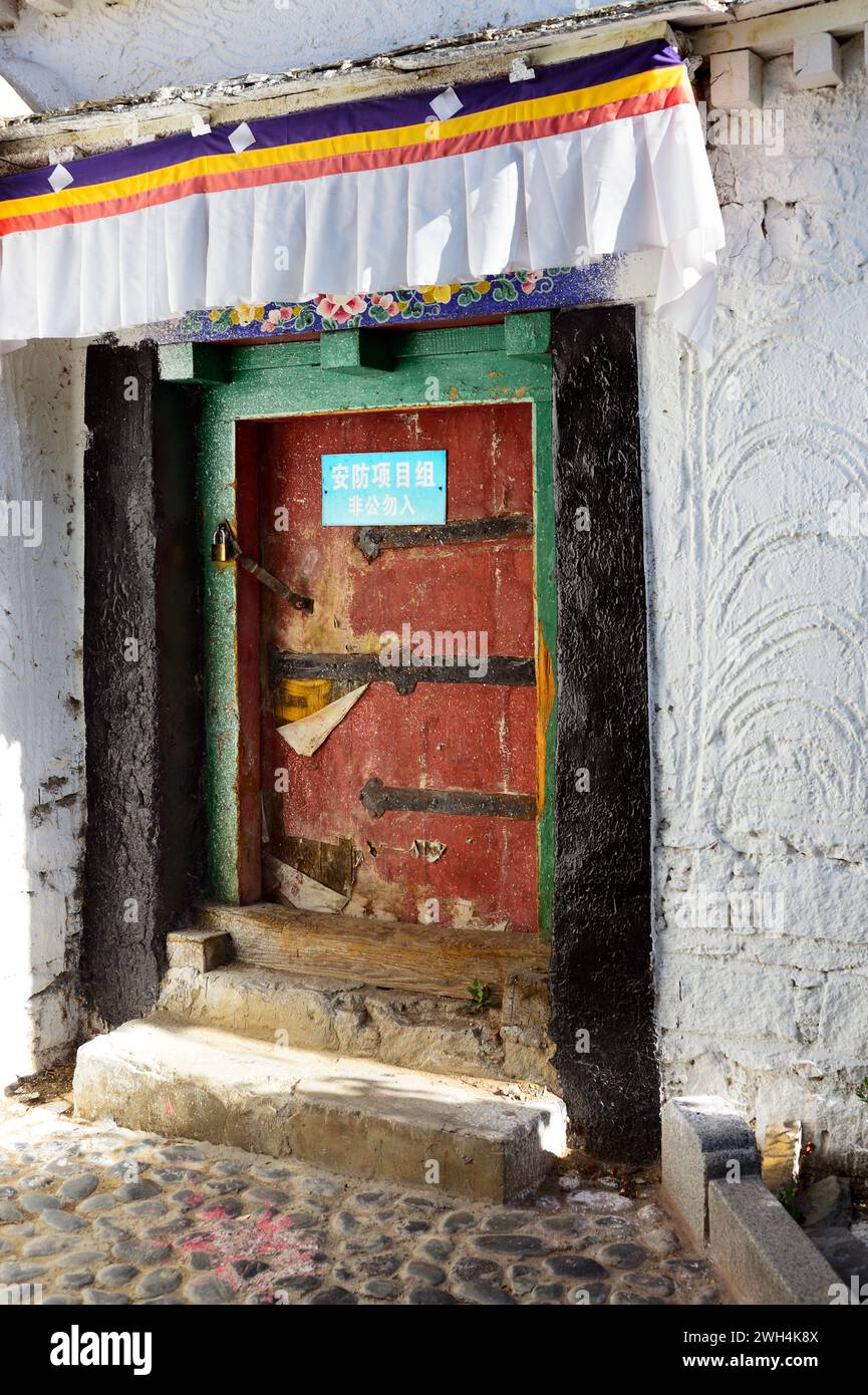 Eine verwitterte Tür im Potala Palace, einst Heimat des Dalai Lama. Der Palast befindet sich in Lhasa, der Hauptstadt der Autonomen Region Tibet in China. Stockfoto