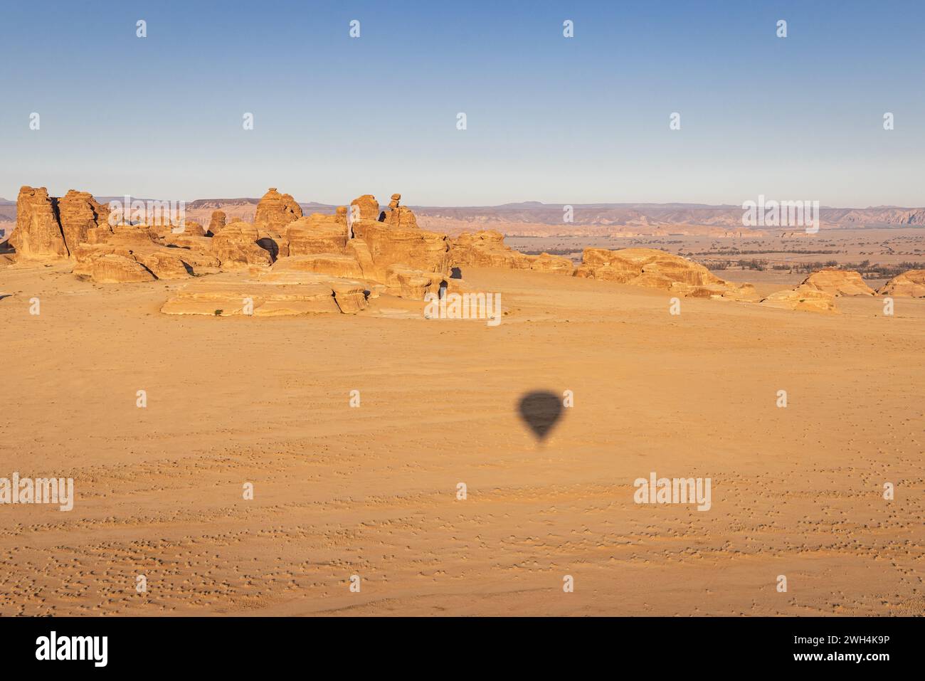 Naher Osten, Saudi-Arabien, Medina, Al-Ula. Trockene Landschaft in der saudiarabischen Wüste, von einem Heißluftballon aus gesehen. Stockfoto