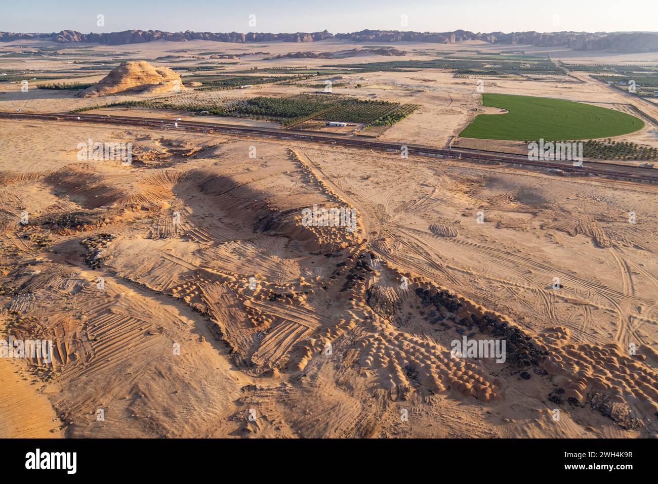 Naher Osten, Saudi-Arabien, Medina, Al-Ula. Trockene Landschaft in der saudiarabischen Wüste, von einem Heißluftballon aus gesehen. Stockfoto