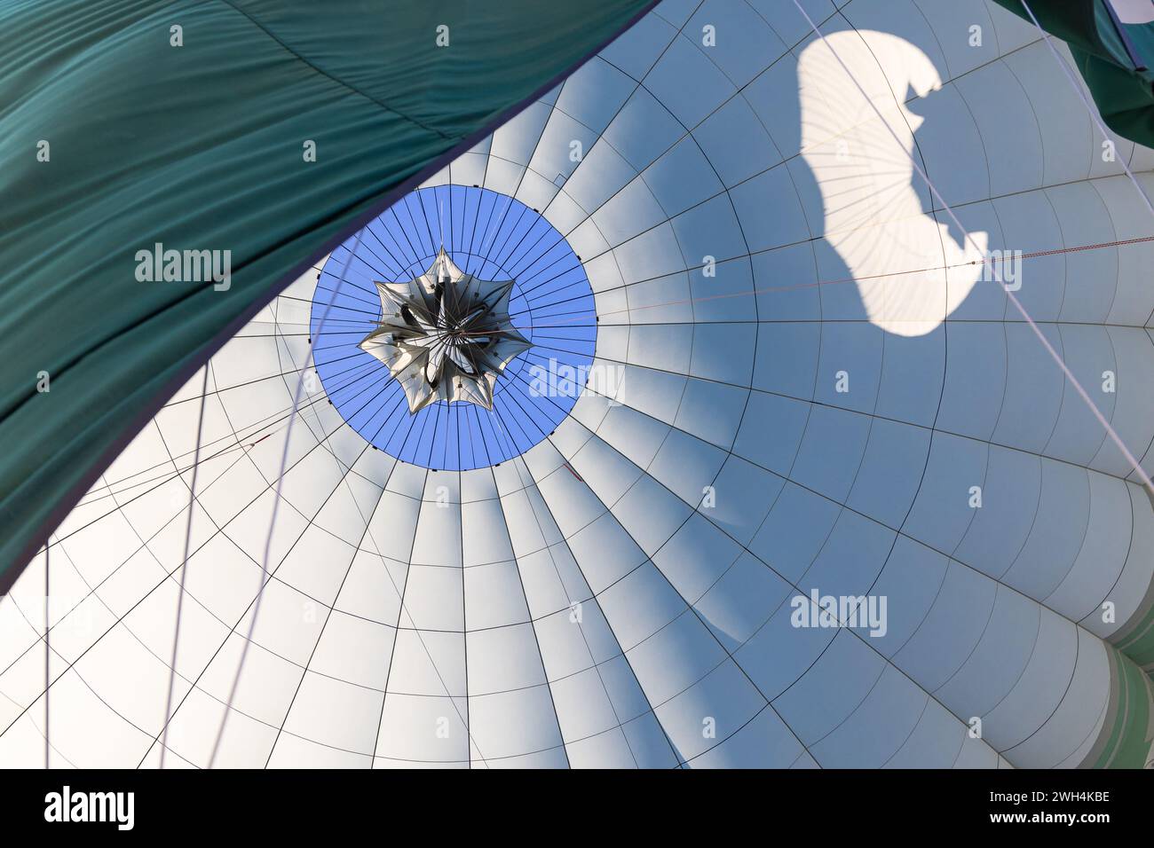 Naher Osten, Saudi-Arabien, Medina, Al-Ula. Blick in das Innere eines Heißluftballons. Stockfoto