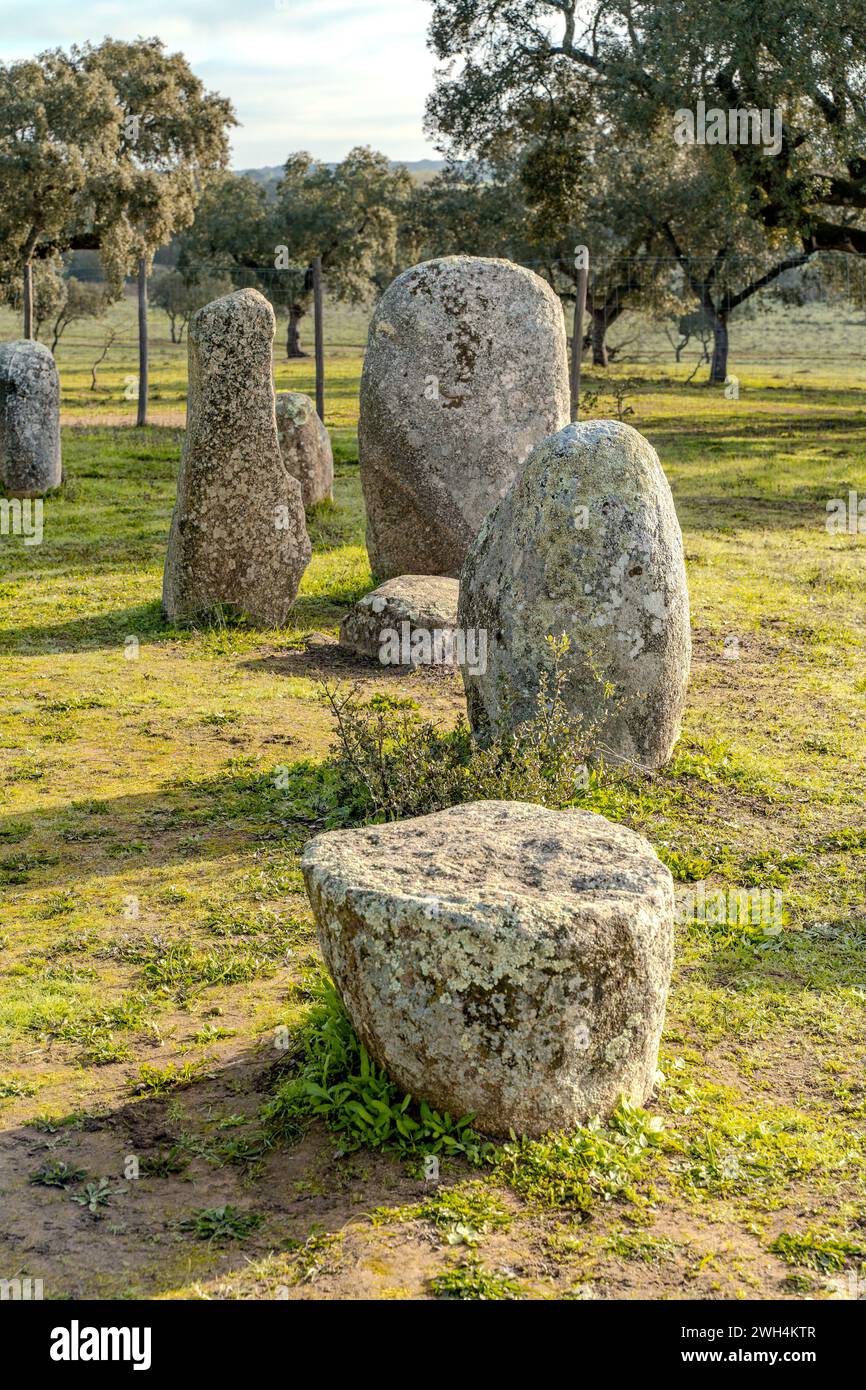 Blick auf das prähistorische Megalithdenkmal Cromeleque de Vale Maria do Meio, HDR Stockfoto