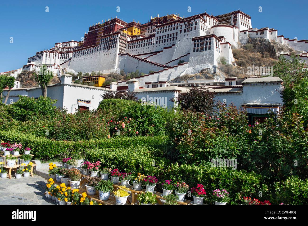 Einst Heimat des Dalai Lama, wurde Potala Palace 1994 zum UNESCO-Weltkulturerbe erklärt und ist eine beliebte Touristenattraktion in Lhasa. Stockfoto