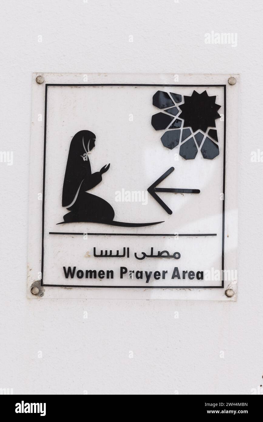 Naher Osten, Saudi-Arabien, Provinz Mekka, Dschidda. Schild für den Frauengebetsbereich in der Al-Ramah-Moschee in Dschidda. Stockfoto