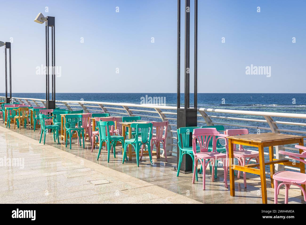 Naher Osten, Saudi-Arabien, Provinz Mekka, Dschidda. Farbenfrohe Stühle und Tische am Ufer von Dschidda. Stockfoto