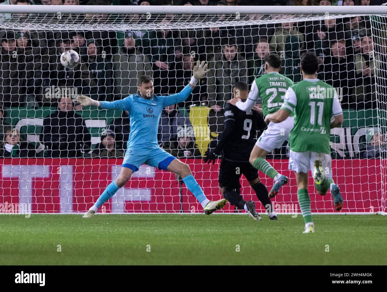 Edinburgh, Großbritannien. Februar 2024. Scottish Premiership - Hibernian FC gegen Celtic FC 07/02/2024 Celtic Stürmer Adam Idah trifft die Bar aus nächster Nähe als Hibernian Celtic im Scottish Premiership Stadium in der Easter Road, Edinburgh, UK Credit: Ian Jacobs/Alamy Live News Stockfoto