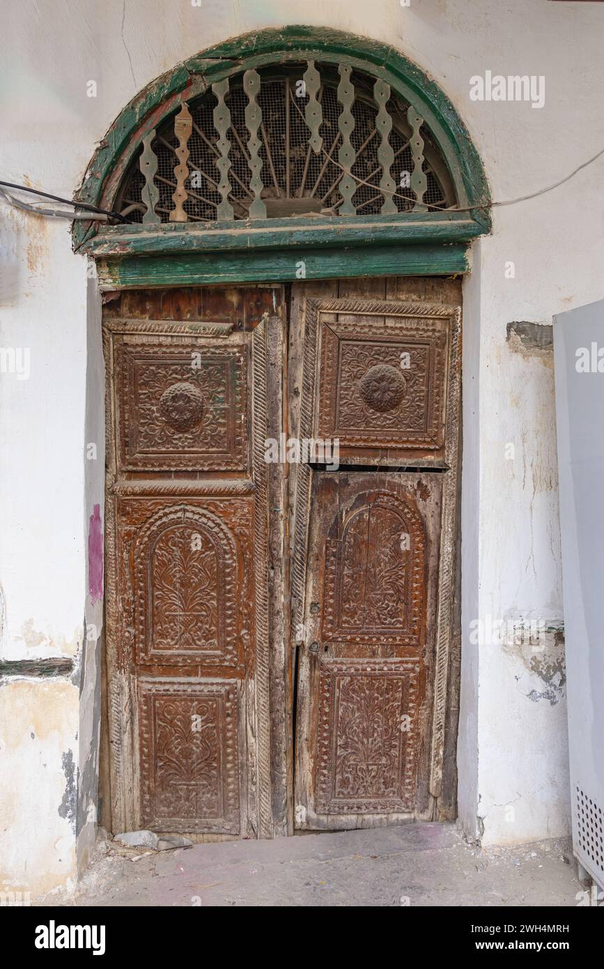 Naher Osten, Saudi-Arabien, Mekka, Dschidda, Al-Balad. Tür zu einem traditionellen Hijazi-Turmhaus im historischen Viertel Al-Balad. Stockfoto