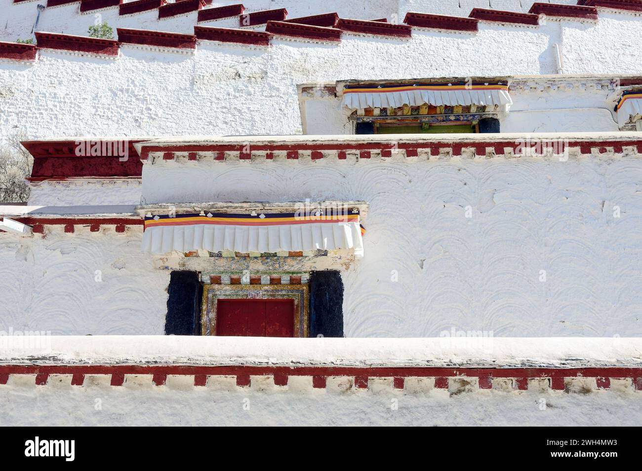 Verwitterte Fenster säumen den Potala Palace, einst Heimat des Dalai Lama. Der Palast befindet sich in Lhasa, der Hauptstadt der Autonomen Region Tibet in China Stockfoto
