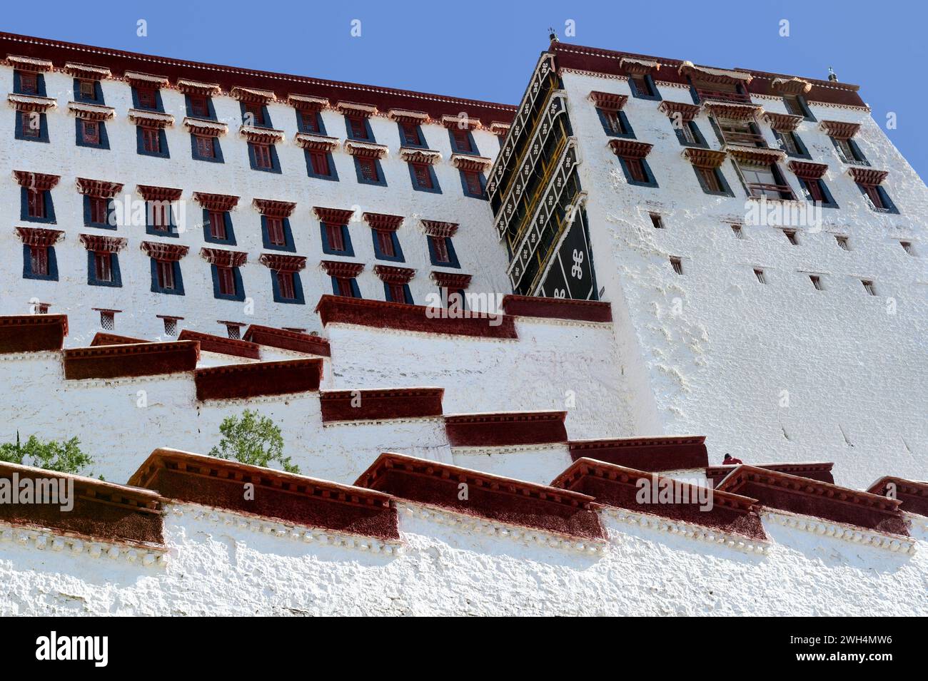 Einst Heimat des Dalai Lama, wurde Potala Palace 1994 zum UNESCO-Weltkulturerbe erklärt und ist eine beliebte Touristenattraktion in Lhasa, der hauptstadt Stockfoto