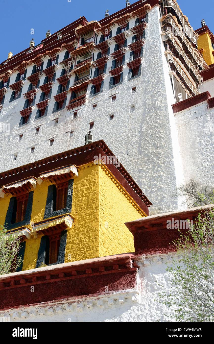 Einst Heimat des Dalai Lama, wurde Potala Palace 1994 zum UNESCO-Weltkulturerbe erklärt und ist eine beliebte Touristenattraktion in Lhasa, der hauptstadt Stockfoto