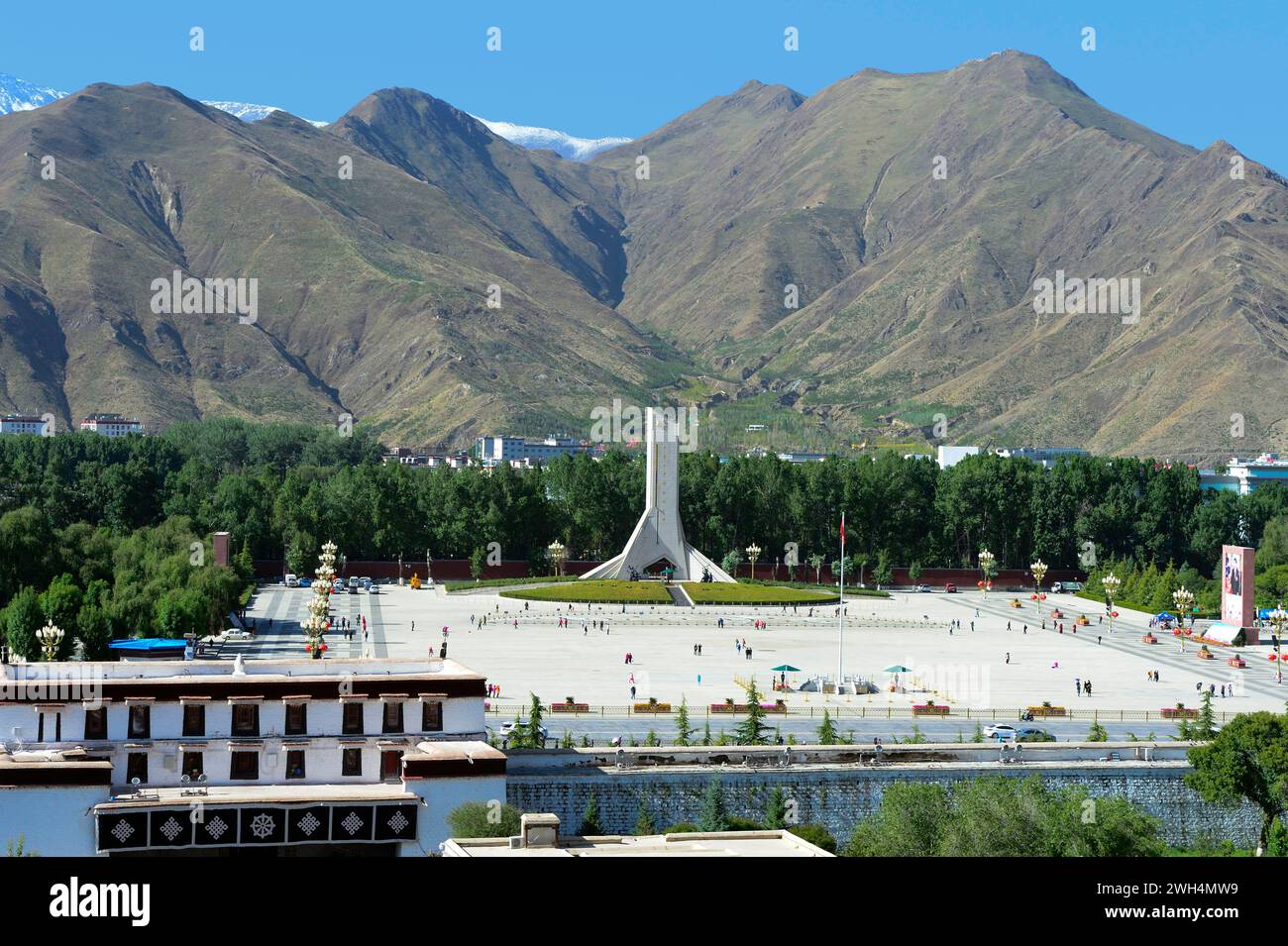 Das Denkmal für die friedliche Befreiung Tibets steht im südlichen Teil des Potala-Platzes in Lhasa, der Autonomen Region Tibet. Stockfoto