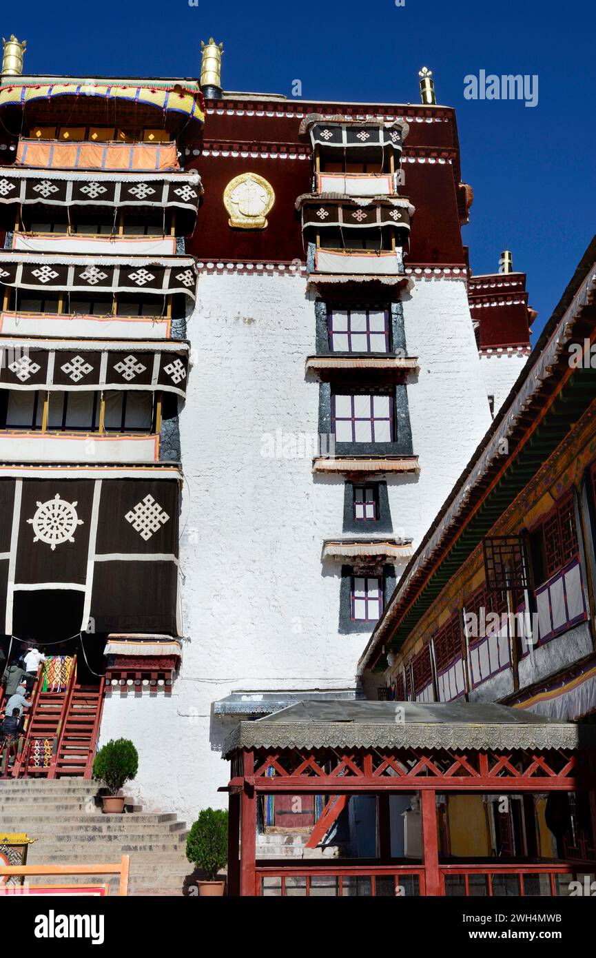 Einst Heimat des Dalai Lama, wurde Potala Palace 1994 zum UNESCO-Weltkulturerbe erklärt und ist eine beliebte Touristenattraktion in Lhasa. Stockfoto