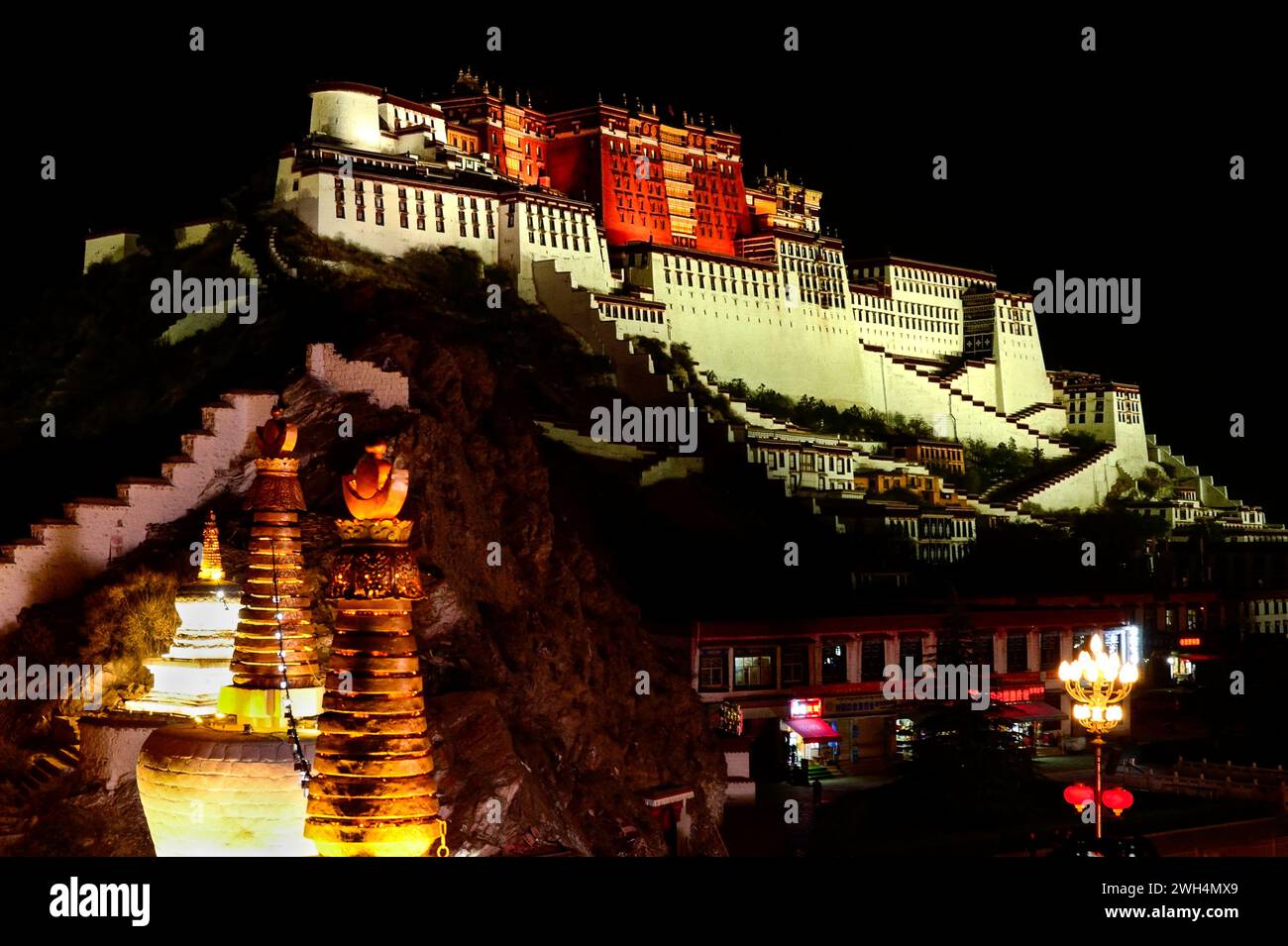 Einst Heimat des Dalai Lama, wurde Potala Palace 1994 zum UNESCO-Weltkulturerbe erklärt und ist eine beliebte Touristenattraktion in Lhasa City. Stockfoto