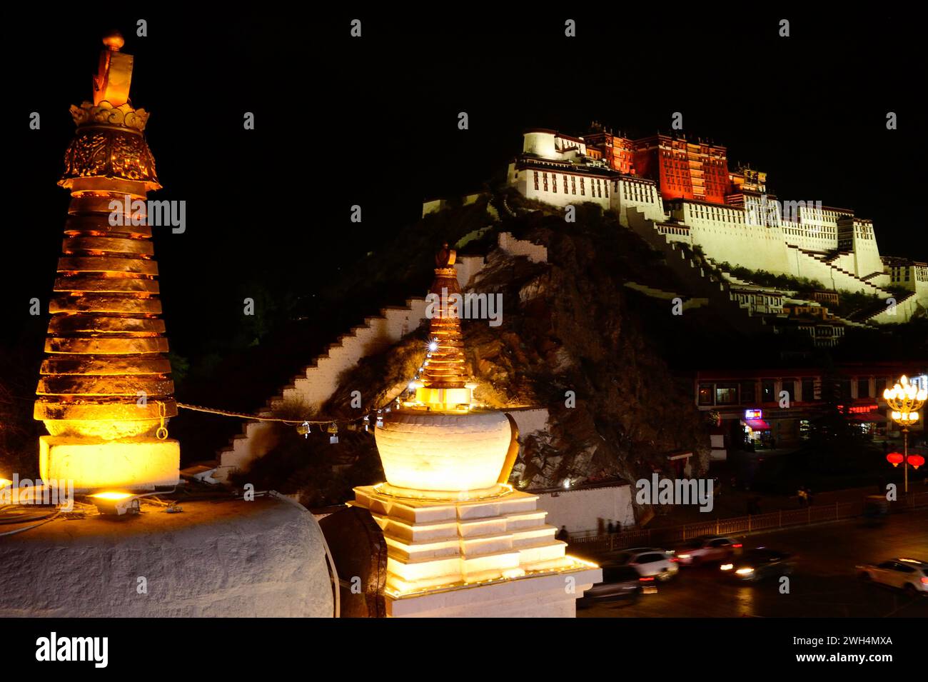 Einst Heimat des Dalai Lama, wurde Potala Palace 1994 zum UNESCO-Weltkulturerbe erklärt und ist eine beliebte Touristenattraktion in Lhasa. Stockfoto