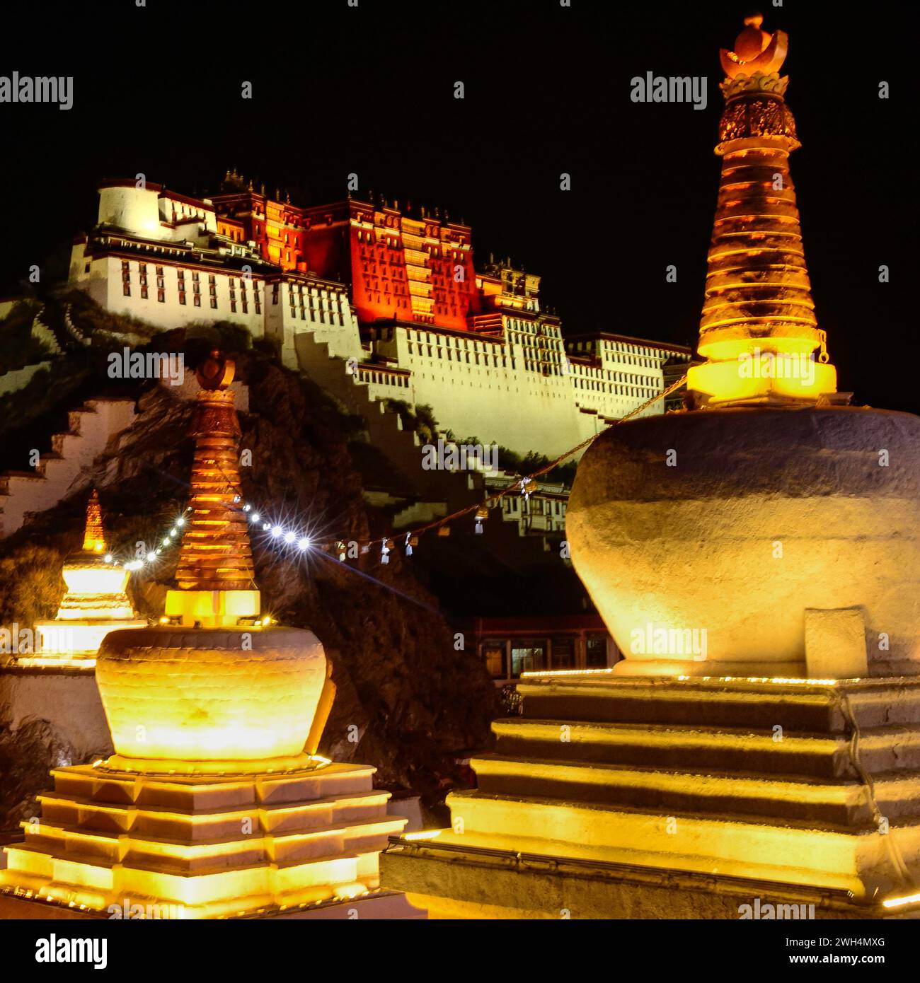 Einst Heimat des Dalai Lama, wurde Potala Palace 1994 zum UNESCO-Weltkulturerbe erklärt und ist eine beliebte Touristenattraktion in Lhasa. Stockfoto