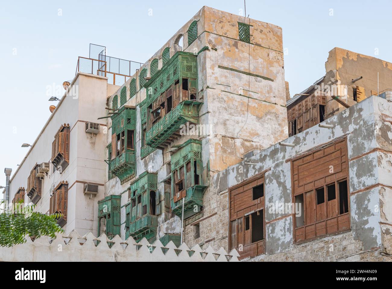Naher Osten, Saudi-Arabien, Mekka, Dschidda, Al-Balad. Traditionelles Hijazi-Turmhaus mit Rosan-Holzfenstern und Balkonen. Stockfoto