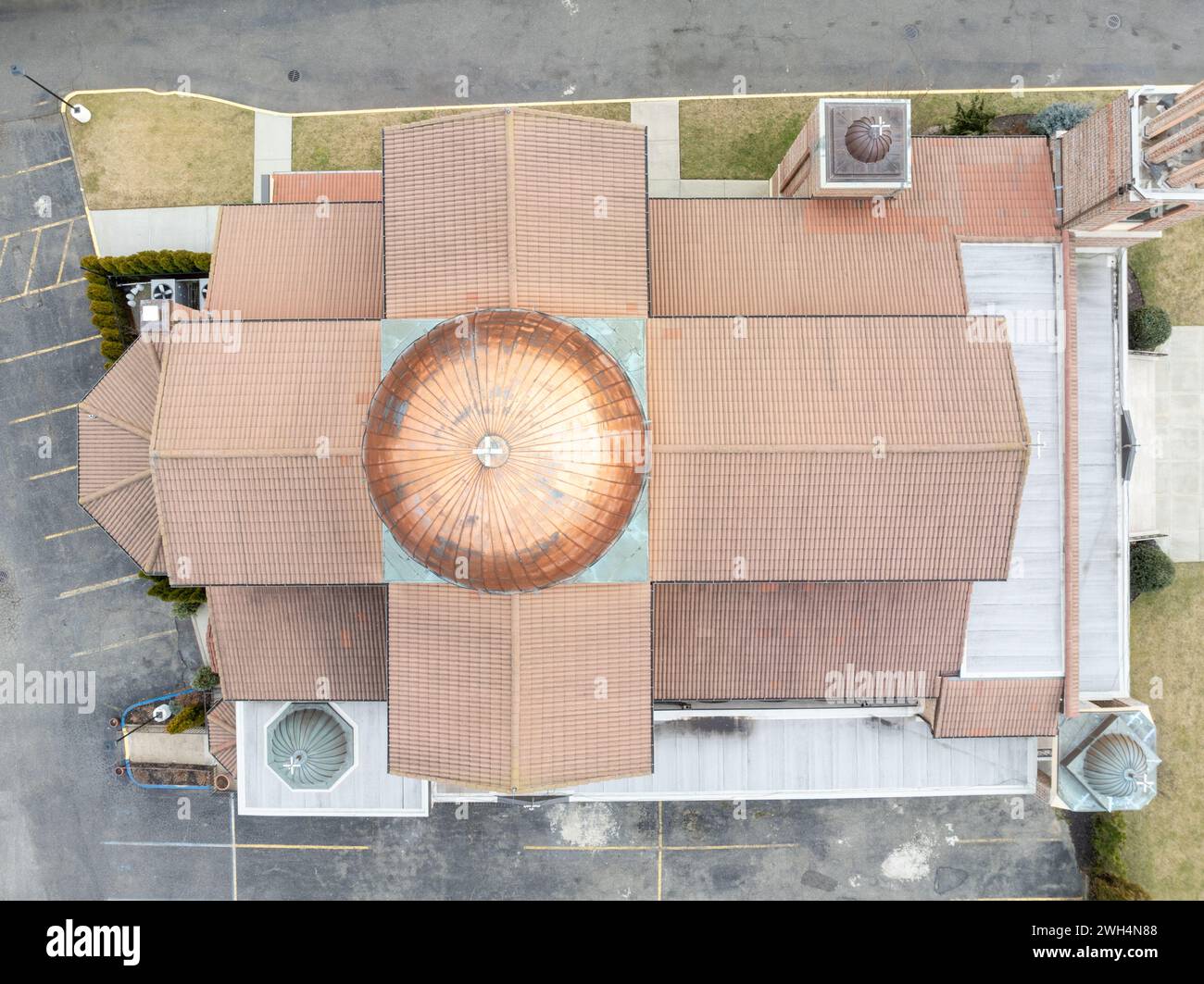 Blick auf die Kirche des Heiligen Demetrius (Hagios Demetrios), das Hauptheiligtum, das dem Heiligen Demetrius, dem schutzheiligen von Thessaloniki in Merrick, New Yo, gewidmet ist Stockfoto