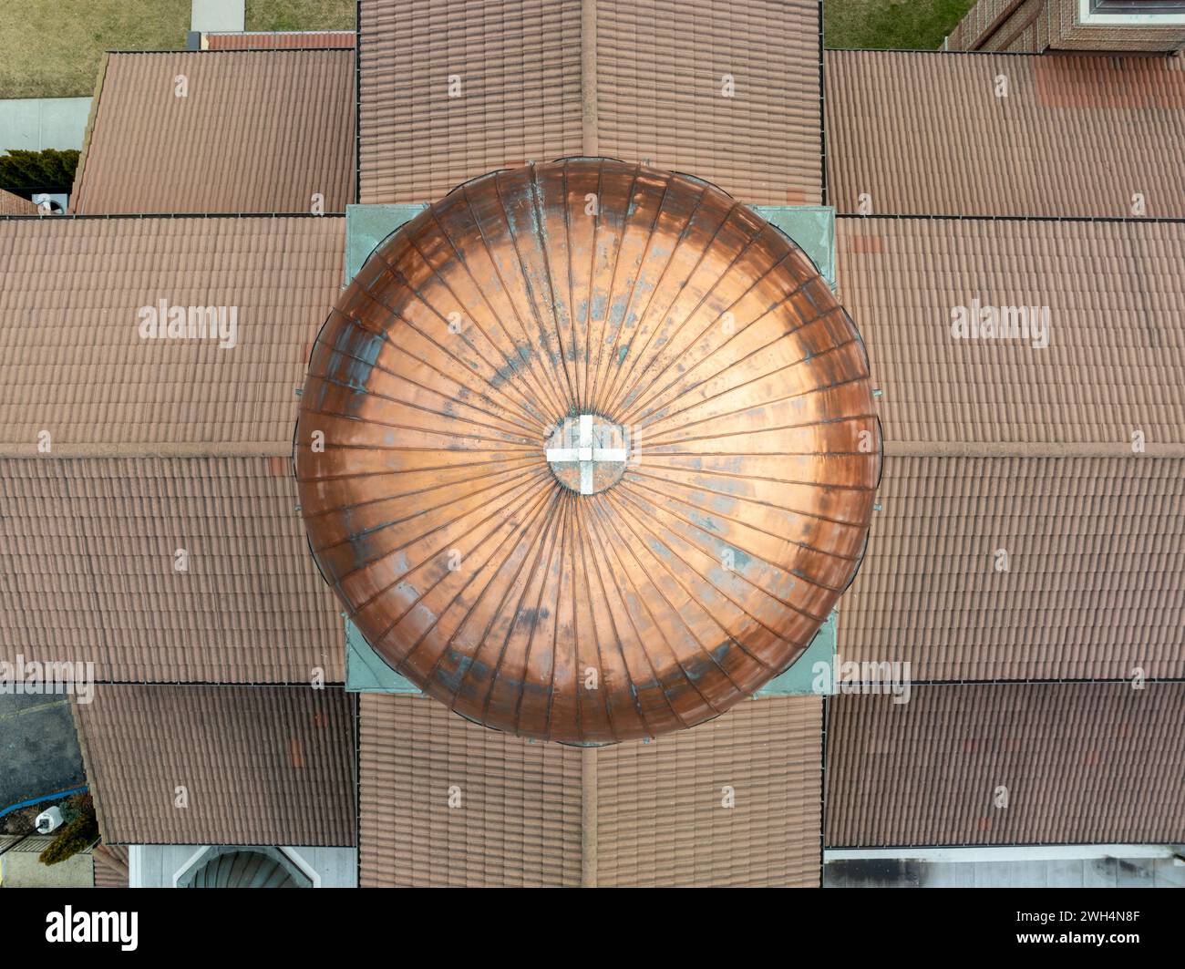 Blick auf die Kirche des Heiligen Demetrius (Hagios Demetrios), das Hauptheiligtum, das dem Heiligen Demetrius, dem schutzheiligen von Thessaloniki in Merrick, New Yo, gewidmet ist Stockfoto