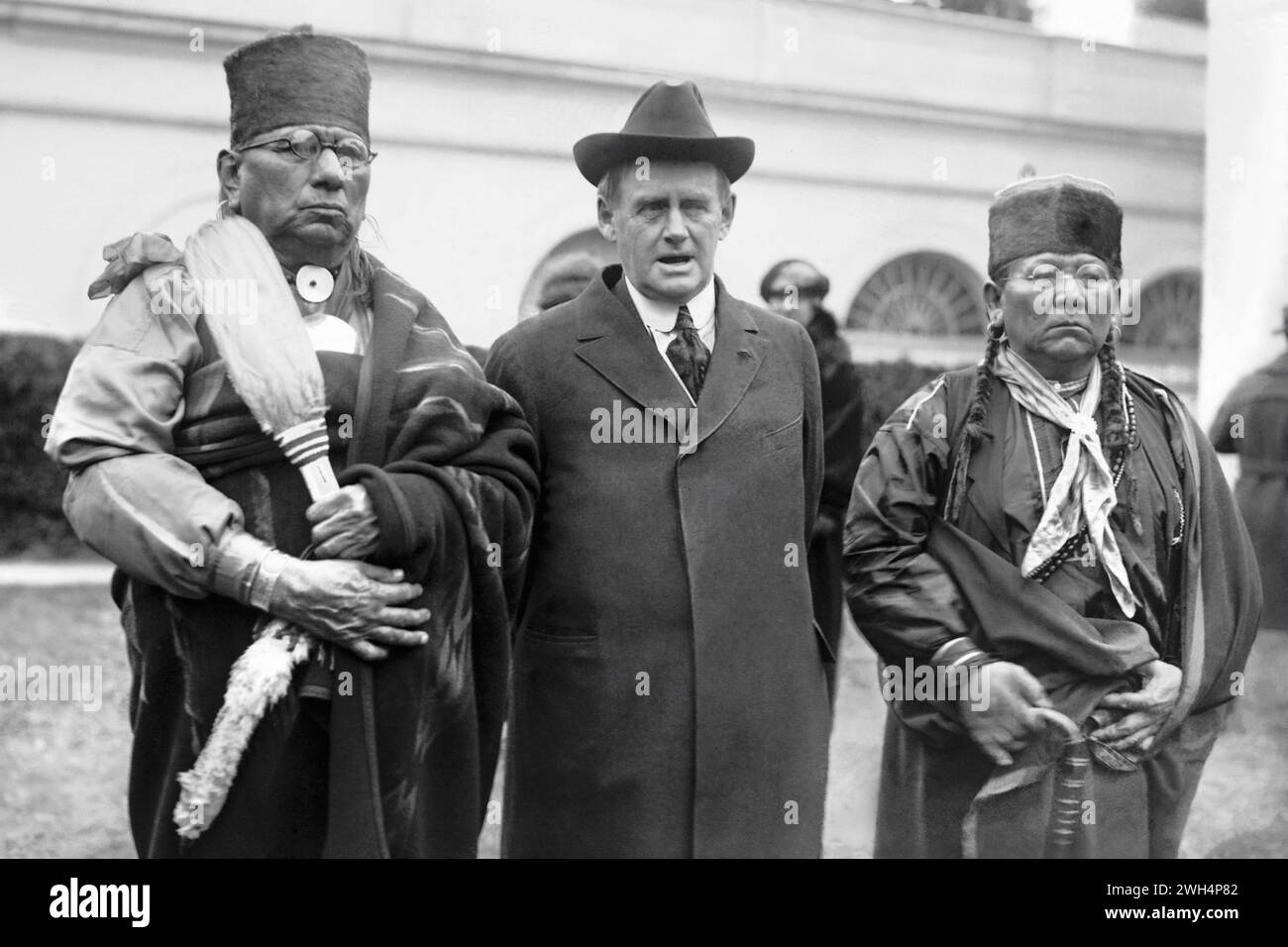 Osage Chiefs mit indischem Kommissar Burke im Weißen Haus in Washington D.C. am 10. Januar 1923. Stockfoto