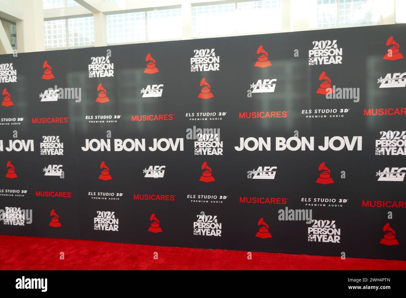Los Angeles, Kalifornien, USA 2. Februar 2024 die MusiCares Person des Jahres 2024 ehrt Jon Bon Jovi während der 66. GRAMMY Awards im LA Convention Center am 2. Februar 2024 in Los Angeles, Kalifornien, USA. Foto: Barry King/Alamy Stock Photo Stockfoto