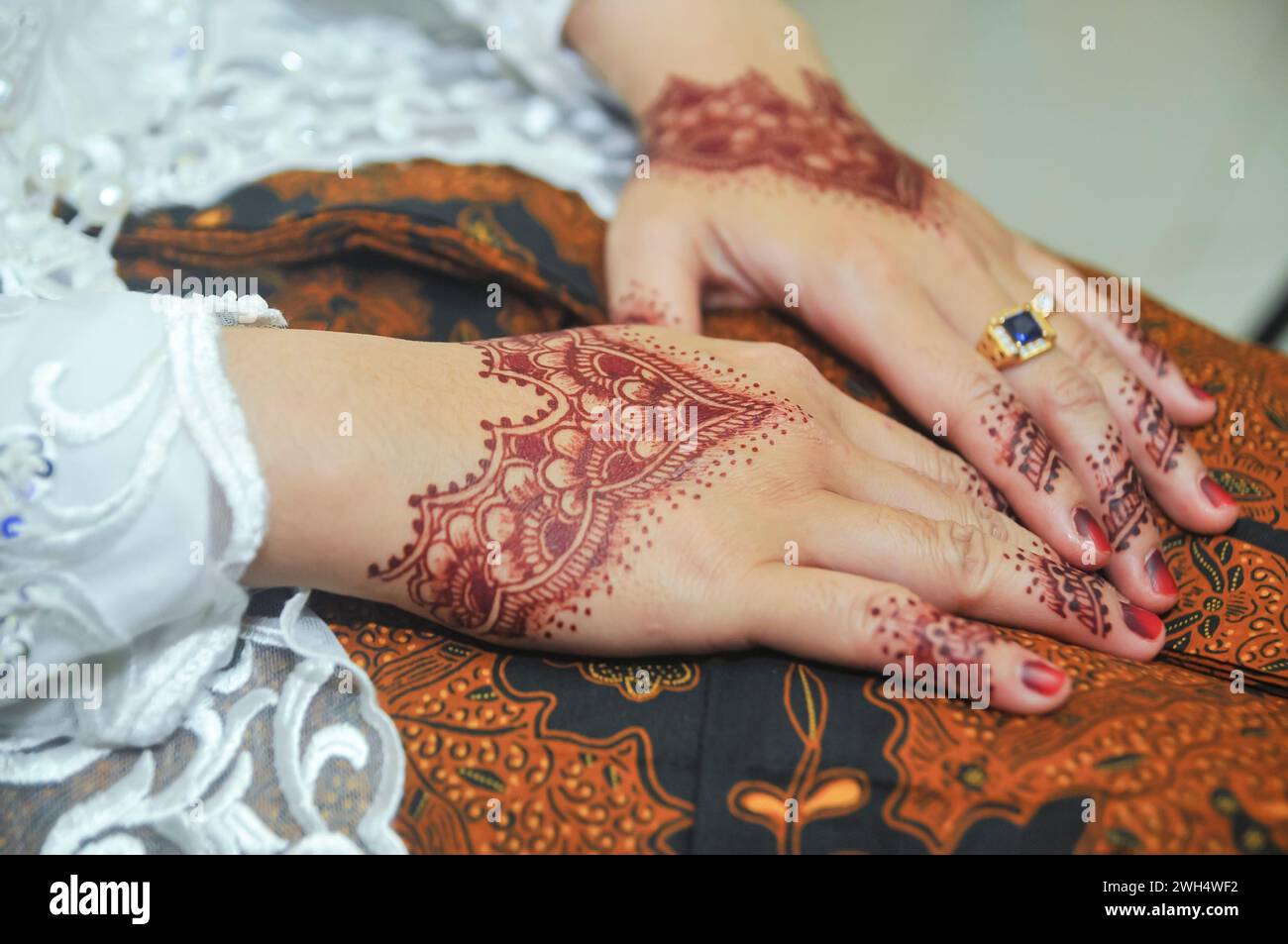 Zwei Hände, dekoriert mit Henna-Kunst bei einer traditionellen javanischen Hochzeit in Indonesien Stockfoto