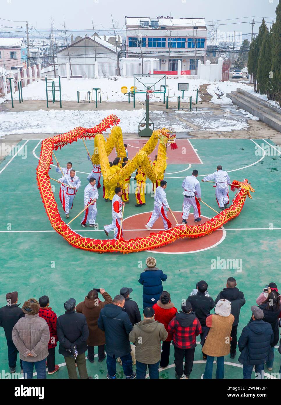 SUQIAN, CHINA - 7. FEBRUAR 2024 - zwei Drachen-Tanzteams feiern das Mondneujahr auf dem Zhongtong Village Square in Suqian, J Stockfoto