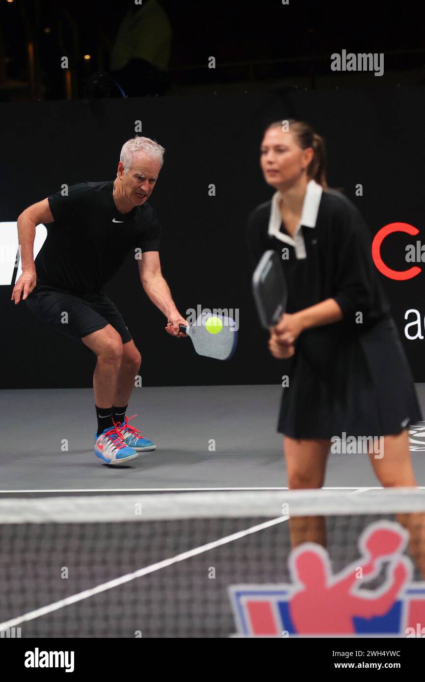 John McEnroe gibt am 4. Februar 2024 in Hollywood, FL, einen Servierservice im Hard Rock Live im Seminole Hard Rock Hotel & Casino zurück. Steffi Graf/Andre Agassi besiegte Maria Sharapova/John McEnroe vom 11. Bis 7. November 13-11 (Quelle: Paul Fong/Image of Sport) Stockfoto
