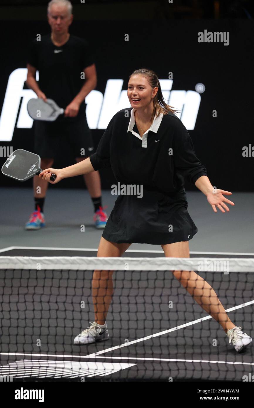 Maria Sharapova macht Witze, um die Gegner abzulenken, bevor sie am 4. Februar 2024 im Hard Rock Live im Seminole Hard Rock Hotel & Casino in Hollywood, FL, dienen. Steffi Graf/Andre Agassi besiegte Maria Sharapova/John McEnroe vom 11. Bis 7. November 13-11 (Quelle: Paul Fong/Image of Sport) Stockfoto