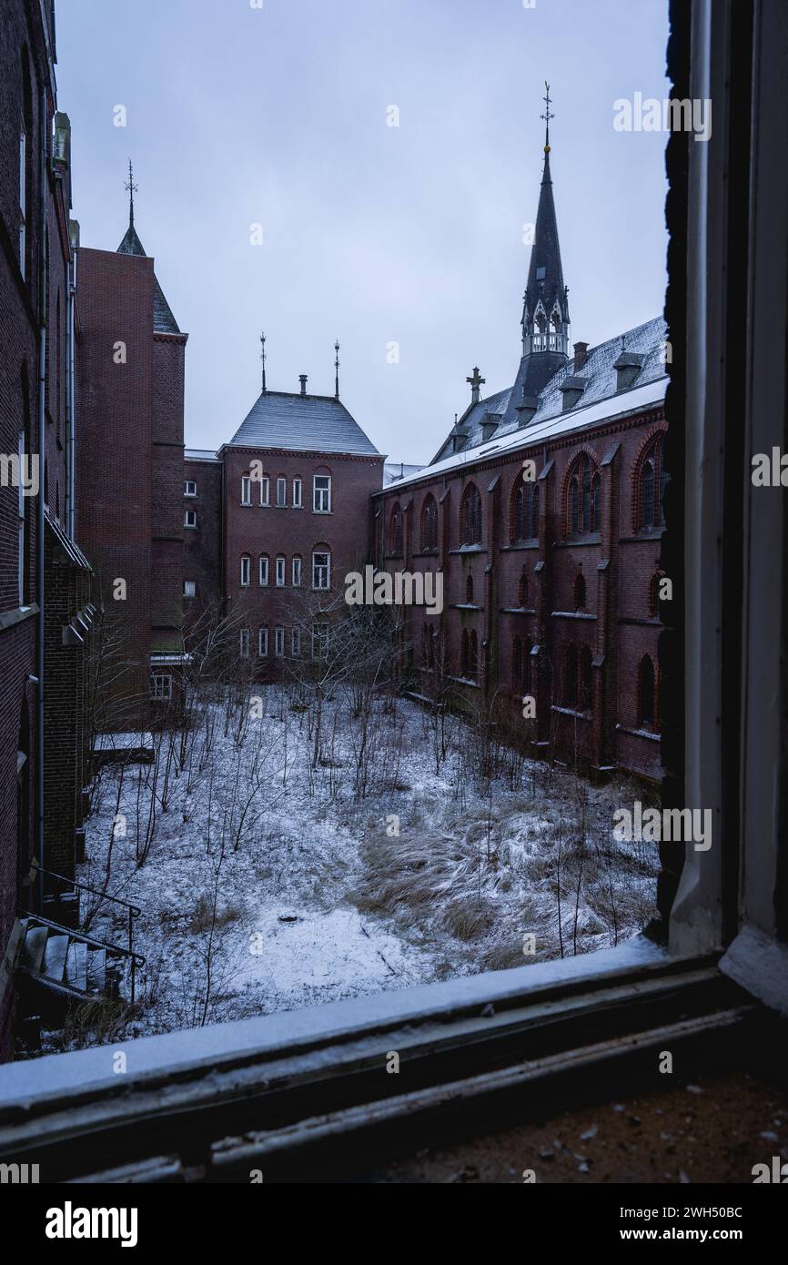 Altes verlassenes Kloster irgendwo in Limburg, Niederlande. Januar 2024. Stockfoto