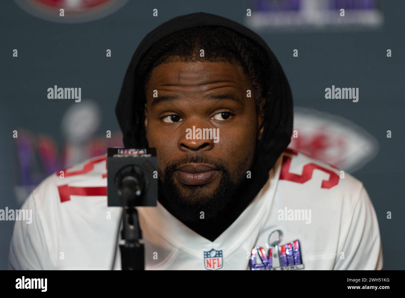 Februar 2024; Henderson, NV, USA; San Francisco 49ers Linebacker Dre Greenlaw (57) spricht in der Woche vor dem Super Bowl LVIII vor den Medien. Obligatorische Gutschrift: Stan Szeto - Image of Sport Stockfoto