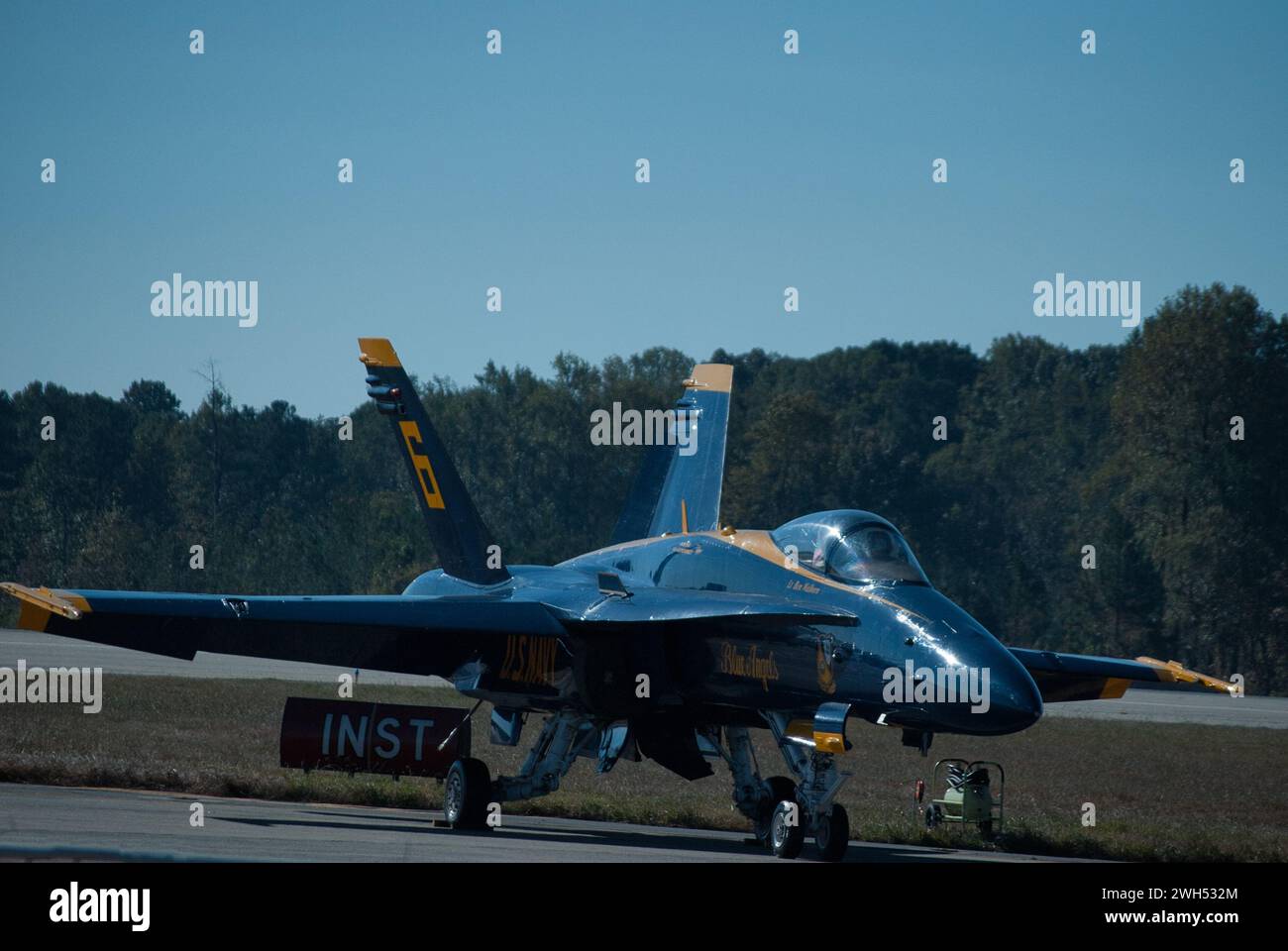 Atlanta, USA - 17. Oktober 2010: Kampfflugzeug der USA auf der Landebahn startbereit. Stockfoto